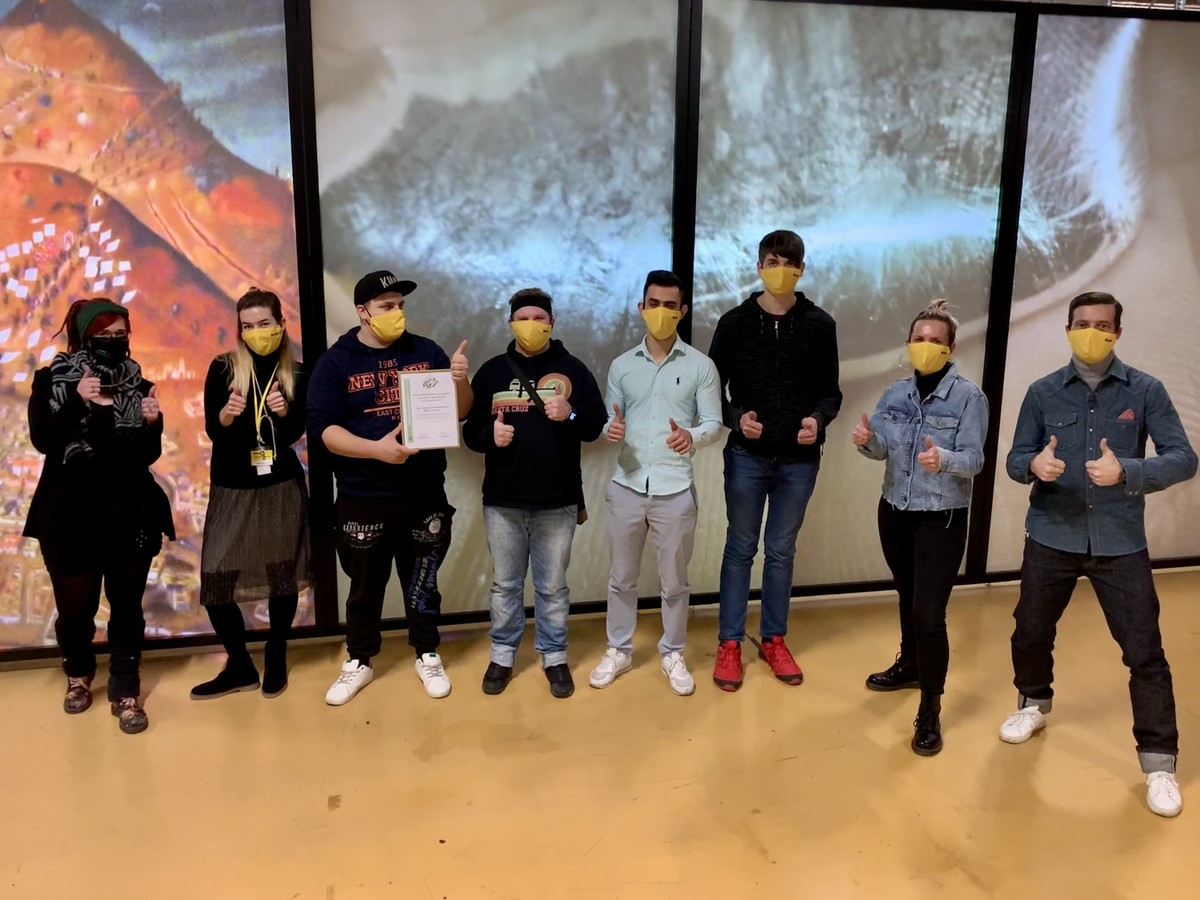 Das Foto zeigt die Gewinner in der Kategorie „Bestes Medienkompetenzprojekt mit älteren Jugendlichen und Erwachsenen”