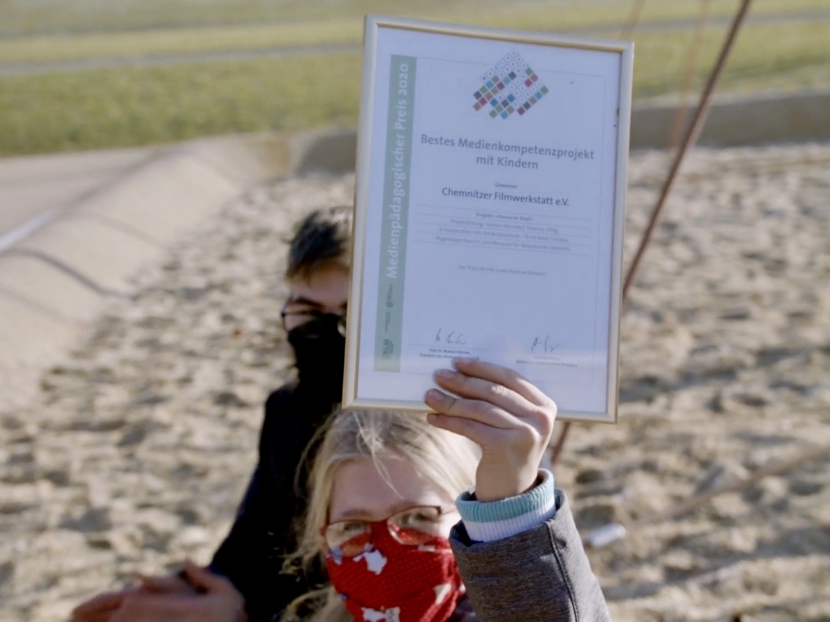 Das Foto zeigt die Gewinner in der Kategorie „Bestes Medienkompetenzprojekt mit Kindern”