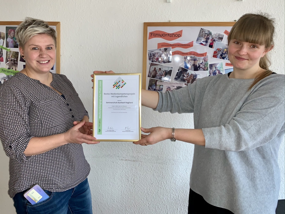 Das Foto zeigt die Gewinner in der Kategorie „Bestes Medienkompetenzprojekt mit Jugendlichen”